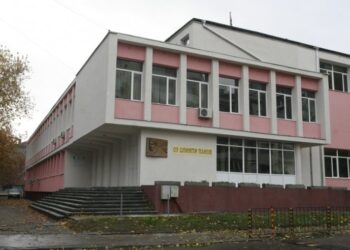 Двама мъже нападнаха 13-годишно дете в училище в Русе, задържани са