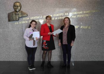ПГ по икономика в Русе отбеляза 141 години, връчиха наградата „Ученик на випуска“
