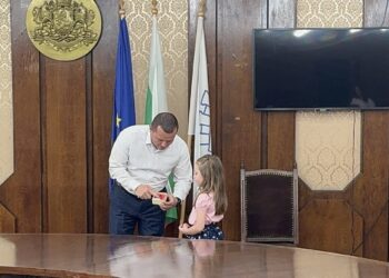 Деца подариха на кмета Пенчо Милков филм за скулптора на Паметника на свободата