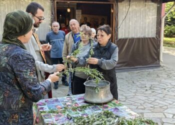 Опашки за върбови клонки се извиха от сутринта пред църквите на Цветница /ВИДЕО/