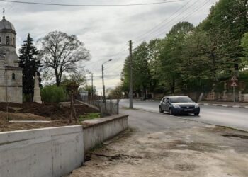 Тежка катастрофа изпрати младеж в болница и спря тока в квартал на Русе