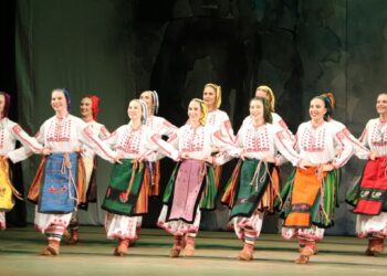 Фолклорен ансамбъл „Шевица“ гостува в Русе с „В огледалото на водата”