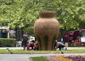 Започна зацветяването на Вазата в Русе с над 35 000 цветя