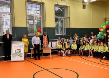 В ОУ „Иван Вазов“ изпратиха първокласниците в ремонтирания физкултурен салон