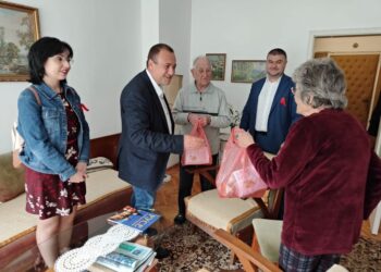 БСП Русе зарадва възрастни хора с козунаци в кампанията „Солидарен Великден“