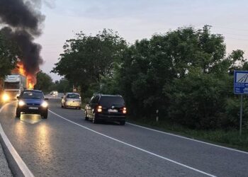 Турски тир горя на пътя Русе-Бяла и затвори за час движението