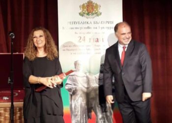 Директорът на НУИ-Русе Мария Дуканова с награда „Златен век“ от МК