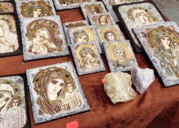 Русе Медиа - За да знаеш повече Икони с родопски енергийни камъни – хит на изложението в Русе /ВИДЕО/