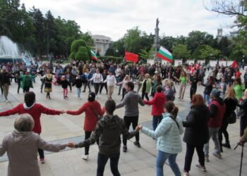 Празнично хоро за 1 май събра социалисти и много русенци на площада /ВИДЕО/
