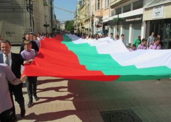 Стотици ученици и русенци се включиха в шествието за 24 май в Русе /ВИДЕО/