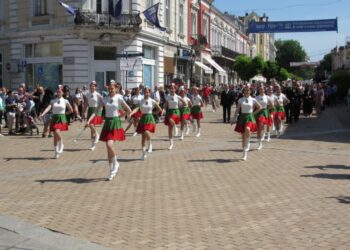 Стотици ученици и русенци се включиха в шествието за 24 май в Русе /ВИДЕО/