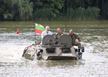 Военните проведоха учение на езерото в Николово