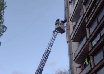 Пожарникари вдигнаха стълба, за да помогнат на малко дете и възрастни хора в Русе