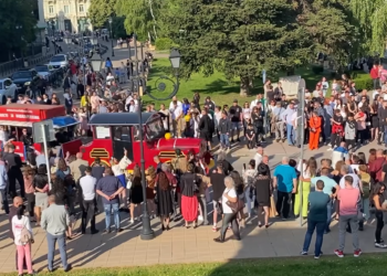 Абитуриенти от Русе отново избраха да отидат на бала с атракционно влакче