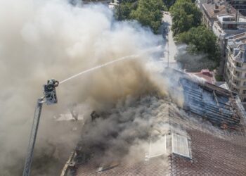 Огнеборците правят демонстрация преди премиерата на балета „Пожар“ в Русе