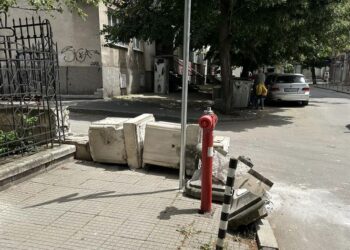 Камион събори част от оградата на Русенската митрополия