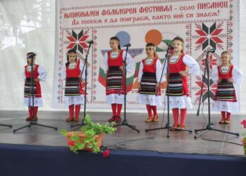 Епископ Макарий благослови фолклорния фестивал в Писанец