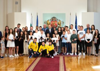 Държавният глава Румен Радев отличи русенски ученици за „Спортувай с президента“