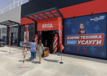 Опашка се изви пред първия магазин от новия ритейл парк в Русе /ВИДЕО/