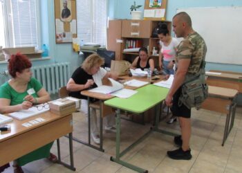 Гласуването в Русе започна, първите избраха хартиени бюлетини /ВИДЕО/