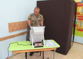 Гласуването в Русе започна, първите избраха хартиени бюлетини /ВИДЕО/