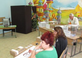 Гласуването в Русе започна, първите избраха хартиени бюлетини /ВИДЕО/