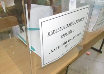 Гласуването в Русе започна, първите избраха хартиени бюлетини /ВИДЕО/