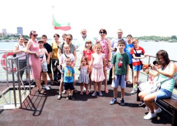 Над 160 деца от Русенско се возиха с корабче по инициатива на Областната управа