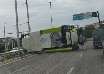 Комбайн от румънска платформа се обърна и блокира бул.“България“ в Русе