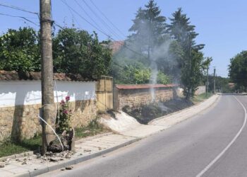 Екшън в Червена вода: Катастрофа в стълб, пожар и избягал шофьор