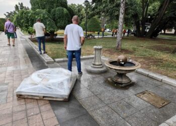 100 кг модул слагат на чешмичката пред Доходното, има и опасно дърво /ВИДЕО/