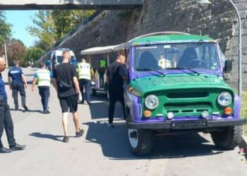 Свалиха номерата на джипа, който тегли атракционното влакче в Русе
