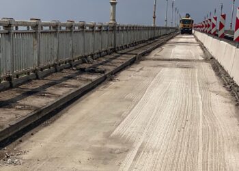 Премахнати са асфалтът и оградите в първия участък от ремонта на Дунав мост