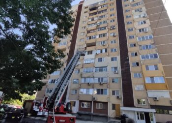 Пожар на 13-ия етаж в блок в Русе, пламна жилище на митнически шеф /ВИДЕО/