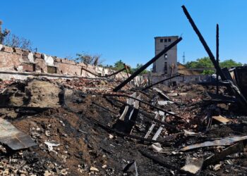 РИОСВ-Русе се зае с тлеещия опожарен склад край Хлебозавода в Русе