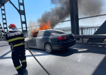 Румънски автомобил се запали в движение на Дунав мост