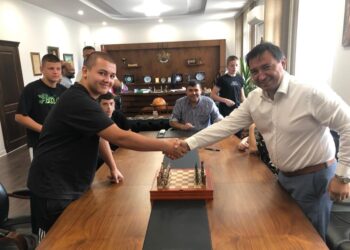 Кметът на Ветово се срещна със състезатели по борба, победи поляк на шах