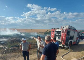 Огнеборци и доброволци овладяха пожар до къщи в Полско Косово