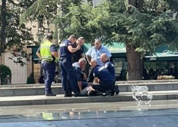 Мъж с психични проблеми нападна полицаи в центъра на Русе