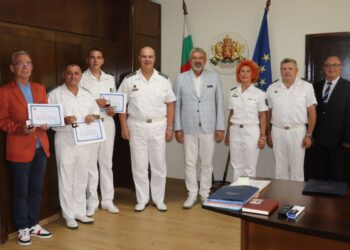 Военни и цивилен от ВМС с награди от областния управител на Русе