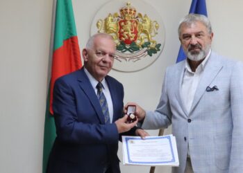 Българският посланик в Румъния получи знака на областния управител на Русе