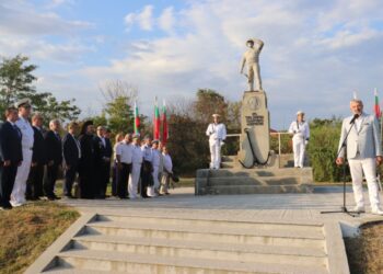 Русе отбеляза 145 години ВМС с ритуал пред Паметника на моряка