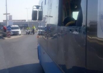 Общински електробус от линия 12 беше блъснат в катастрофа с тир и товарен бус