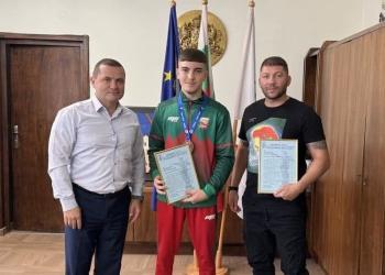 Пенчо Милков награди русенския боксьор Никълъс Николов за бронзовия медал от Европейското