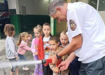 Беленските огнеборци посрещнаха малчуганите от ДГ „Стадиона“