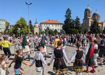 Бяла празнува 100 години на храма „Св.Георги“ с литургия, фолклор и братя Аргирови