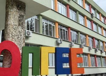 Учениците от ПГ по електротехника се завърнаха в обновена сграда