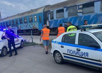 Възрастен мъж е в тежко състояние, блъснат от влак в Русе
