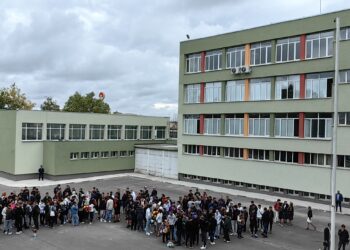 Учениците от ПГ по електротехника се завърнаха в обновена сграда