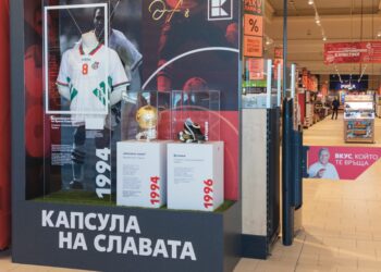 Русе Медиа - За да знаеш повече „Капсула на славата“ с предмети на Христо Стоичков гостува в Русе